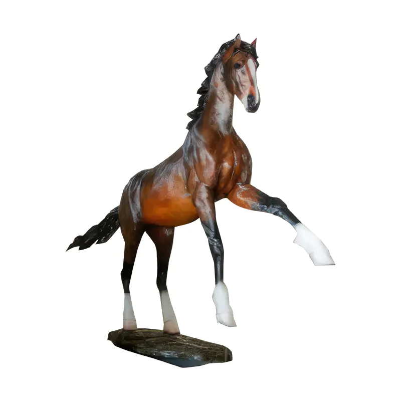 Hvad er fordelene og udfordringerne ved Fiberglass Horse Sculpture sammenlignet med traditionelle materialer i skabelsen?